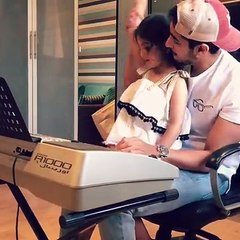 دويتو #كن_فضولياً مع ريف بنت اخوي، ويبدو أنها من مدرسة العزف الارتجالي Latest collaboration with my niece Reef who’s improvising on the keyboard  while I’m