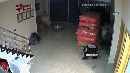 Hırsızlar Örümcek adam gibi tırmanıp, çamaşır suyuyla yerleri yıkadılar... O anlar kamerada