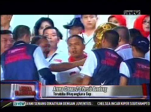 Arema Cronus Kalahkan Persib Bandung 2-0