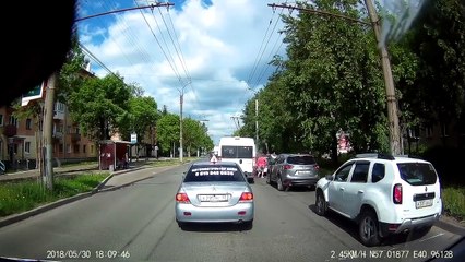 Un taxi russe fait régner l'ordre sur la voie publique en empêchant les passants de traverser