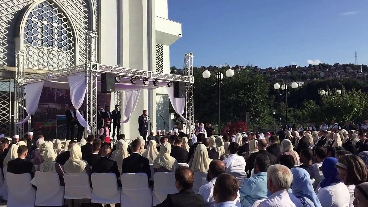 Myslimanët po shtohen, 60 çifte u martuan në një dasmë në Sarajevë (VIDEO)