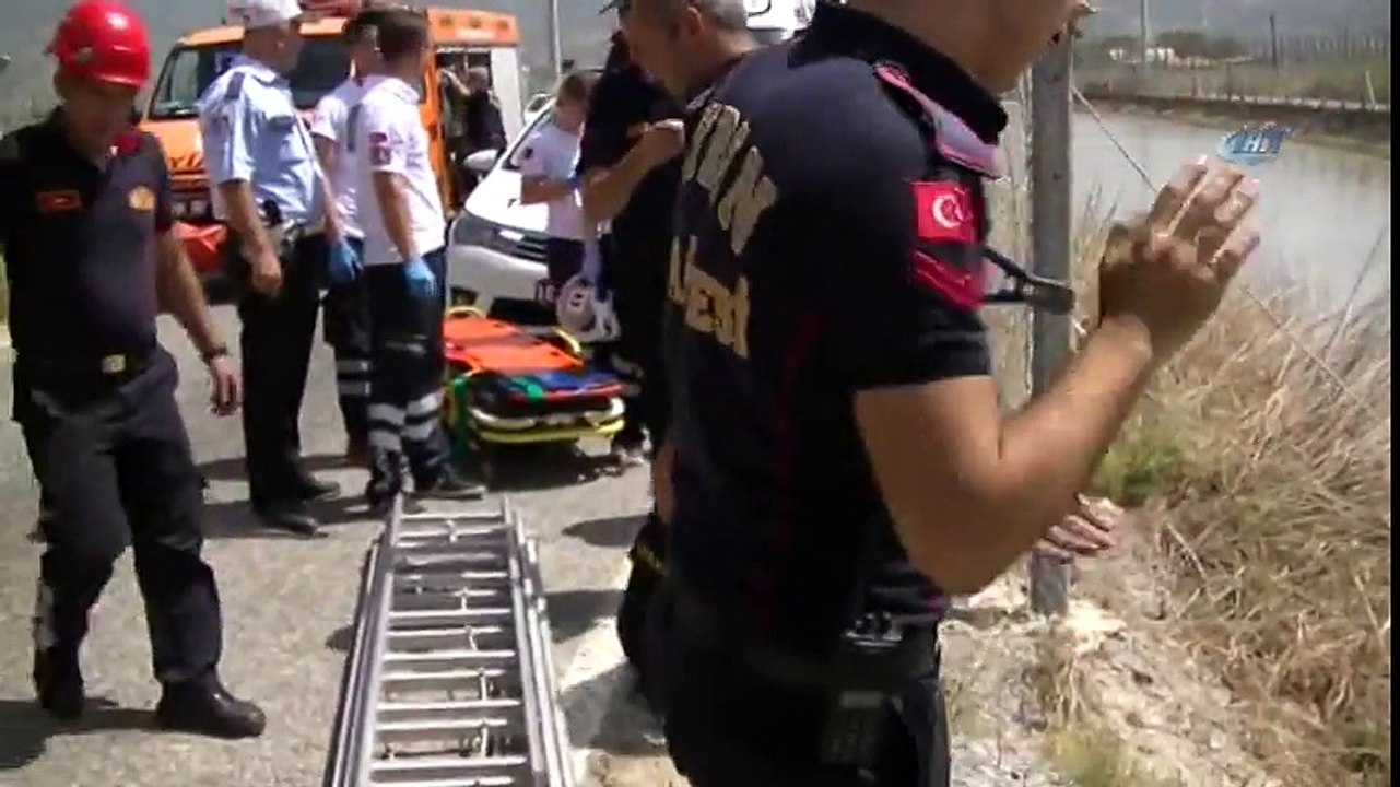 Akıntıya Kapılan Minibüsün Üstünde Dakikalarca Kurtarılmayı Bekledi
