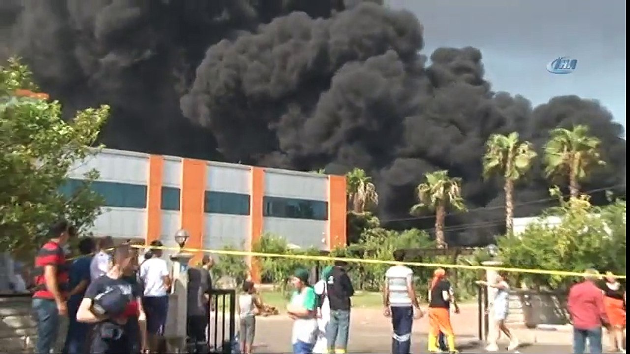 Antalya'da Fabrika Yangını! İtfaiye Ekipleri, 1 Helikopter ve 1 Uçak Müdahale Ediyor