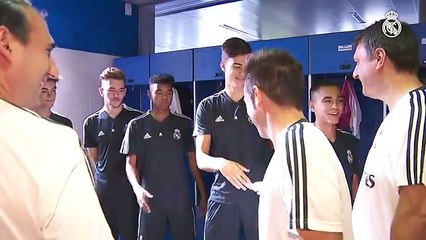 Poyatos saluda a los jugadores del Juvenil A
