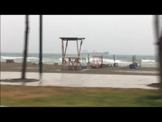 Report Tv - Vlorë, probleme me shiun në rrugët e qytetit, zbrazet bregdeti