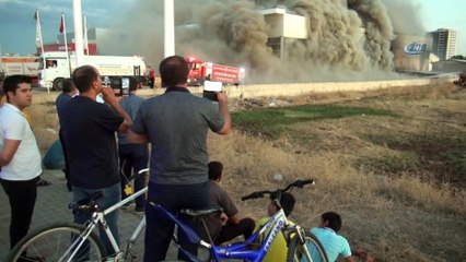 Diyarbakır'da korkutan yangın...Yangının dumanı gündüzü geceye çevirdi