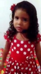 menina louvando nosso Deus muito linda vejam