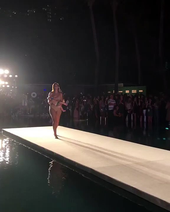Une mannequin défile en allaitant son bébé - Vidéo dailymotion