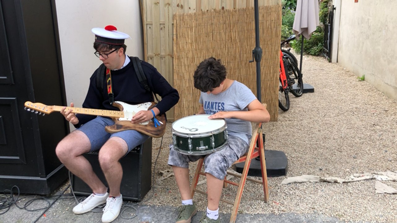 Esteban, autodidacte, a fabriqué sa guitare