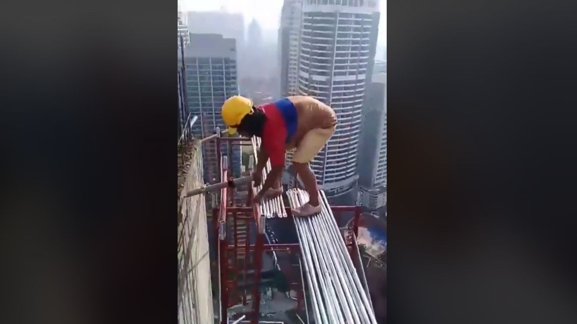 Montage d'un échafaudage au sommet d'un gratte-ciel sans sécurité - Vidéo  Dailymotion
