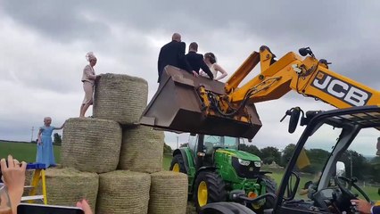 Photo de mariage : sur des ballots de paille dans les champs !