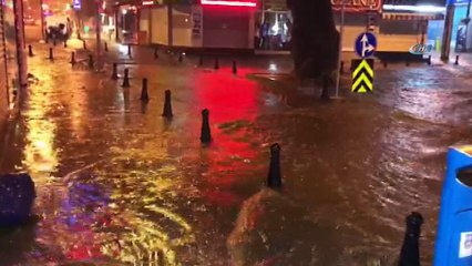 Silivri'de caddeleri sel bastı