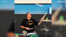 Vau! Rumpali jonglööraa rumpukapuloilla soittamisen lomassa