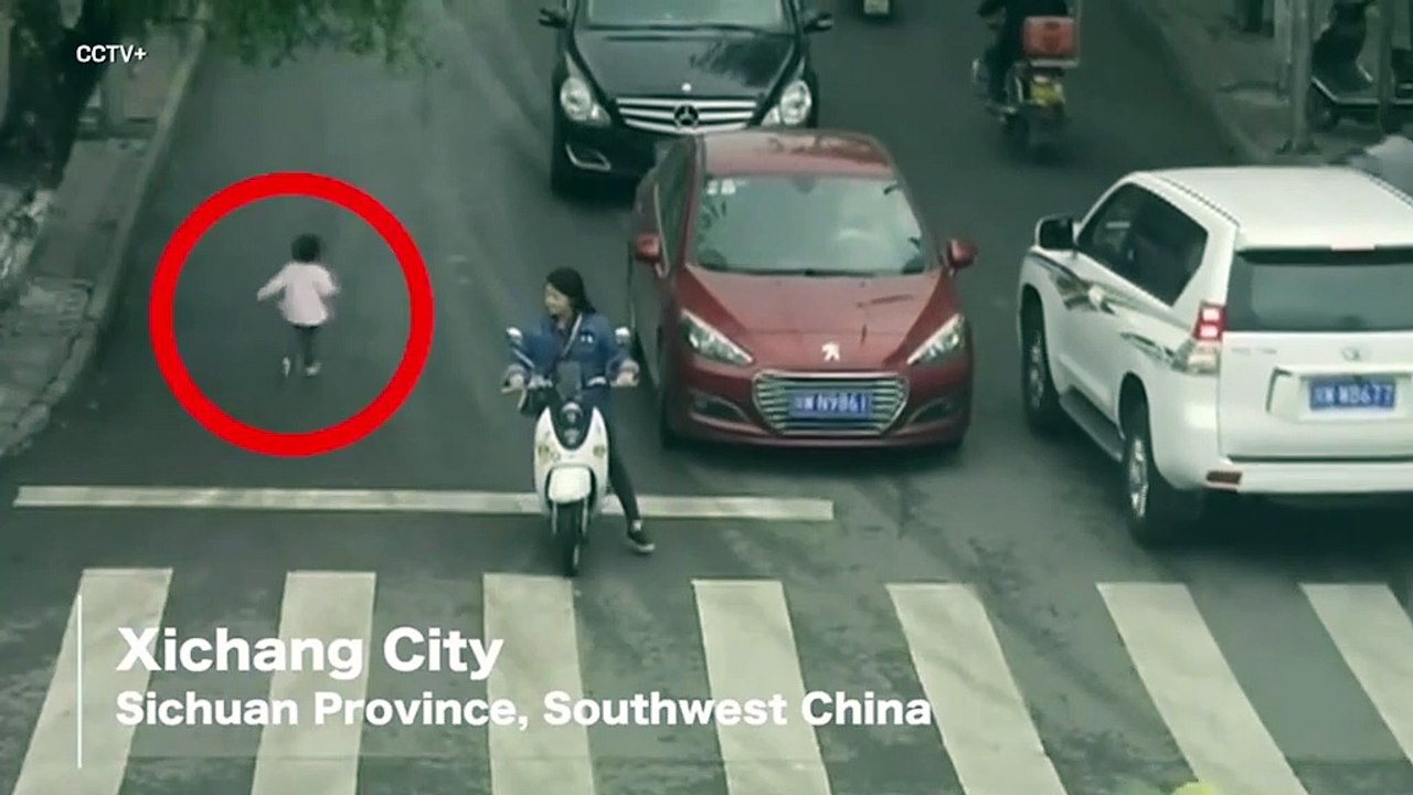 Un enfant passe sous une voiture et ressort sans une égratignure... Miracle