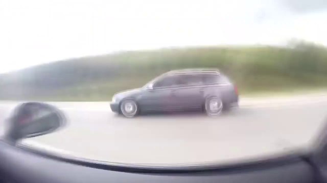 En Porsche 911, il se fait doubler par une vieille Audi RS4