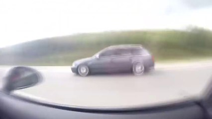 En Porsche 911, il se fait doubler par une vieille Audi RS4