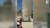 Une mini tornade de poussière balaye un terrain de baseball en plein match