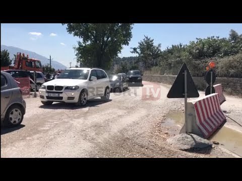 Rradhë të gjata të automjeteve në aksin Kakavijë - Gjirokastër për shkak të punimeve në rrugë