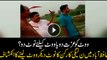 PML-N worker buys votes by giving money to voters in Hafiz Abad