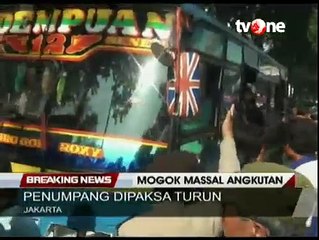 Sopir Angkot Sweeping Metromini dan Paksa Turun Penumpang