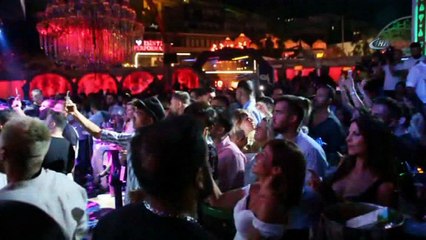 Demet Akalın yeni çizmeleri ile sahnelerin tozunu attırdı