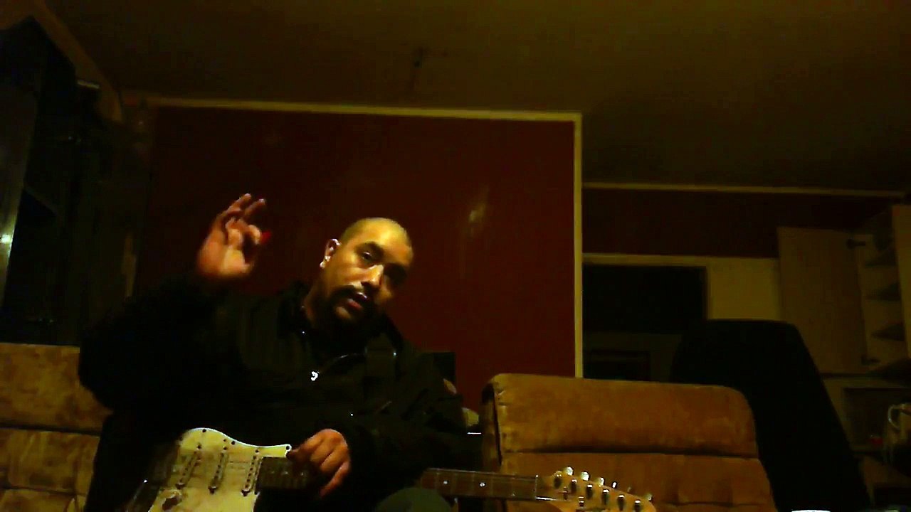 Amok Alki Meyer knüppelt auf Pep den Gitarren prügel (720p_30fps_H264-192kbit_AAC)
