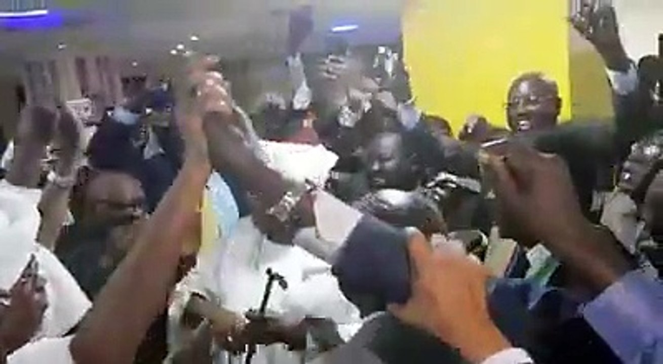 #مقطع_متداول | رقص وغناء بين فرقاء جنوب السودان ومسؤولين سودانيين بارزين بعد التوقيع على اتفاقية للترتيبات الأمنية