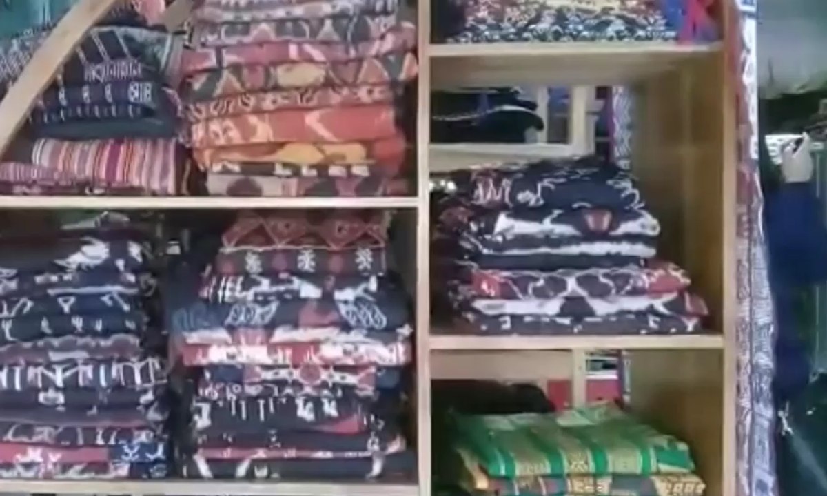 Berburu Oleh-Oleh Kain Tenun Ikat NTT