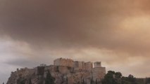 El Gobierno griego confirma ya 20 muertos en los incendios que rodean Atenas