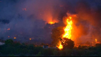 Video herunterladen: Greece: Major forest fires rage near Athens as homeowners flee