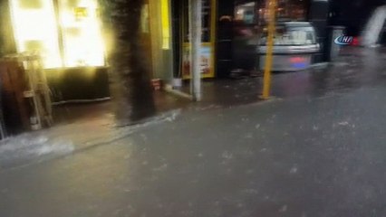 10 dakikalık yağış sokakları göle döndürmeye yetti
