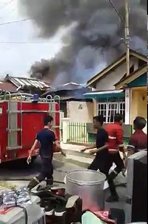 Kebakaran hanguskan 3 rumah di jalan bangau kota Lubuklinggau!!