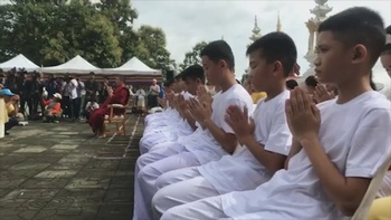 Niños tailandeses rescatados inician ceremonia para ordenarse monje budista