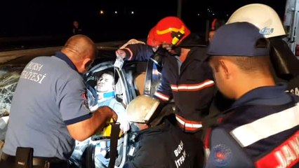 Ters Şeritte Kafa Kafaya Çarpıştılar: 3'ü Çocuk 7 Yaralı