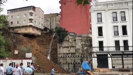 Yağıştan Etkilenen Binada Oturanlar Tahliye Edildi