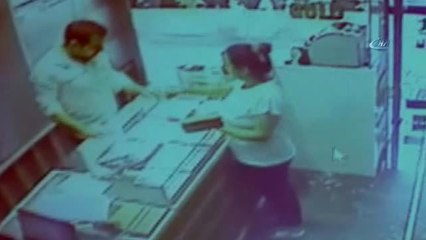 Kuyumcudan Bin TL'lik Sahte Kolye Bozduran Kadının Kayıplara Karışma Anı Kamerada