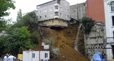 Son Dakika! İstanbul Beyoğlu'nda Toprak Kayması! 4 Katlı Bina Yıkılmak Üzere