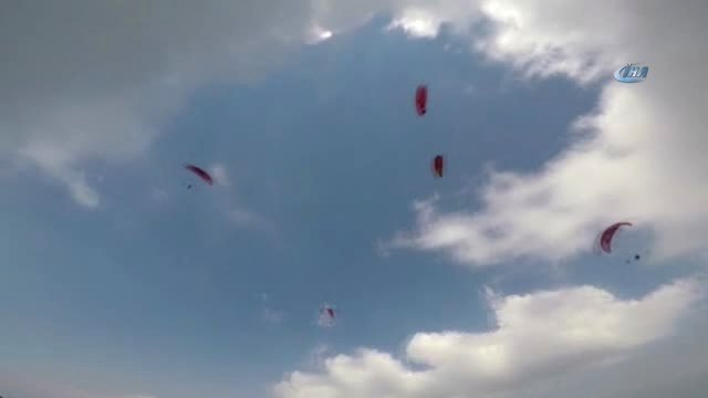 Paraşütle Bin 800 Metre Yükseklikte Klarnet Çaldı