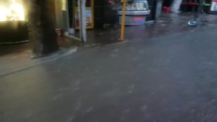 10 Dakikalık Yağış Sokakları Göle Döndürmeye Yetti