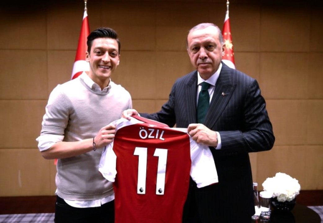 Financial Times: Mesut Özil'in Milli Takımı Bırakma Kararı Almanya'da Irk Tartışmasını Alevlendirdi