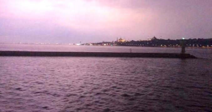 Kuvvetli Yağışın Etkili Olduğu İstanbul'da Şimşekler Geceyi Gündüze Çevirdi