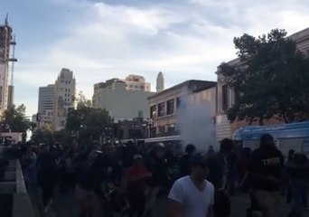Locals Report Police Use 'Smoke Bomb' to Disperse Oakland Protesters