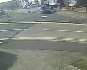 Otomobil Yayaların Böyle Arasına Daldı