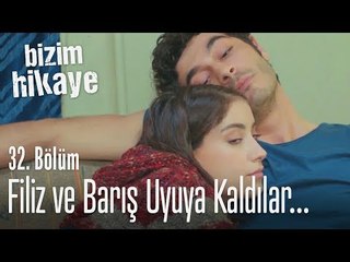 Скачать видео: Filiz ve Barış uyuyakaldılar - Bizim Hikaye 32. Bölüm