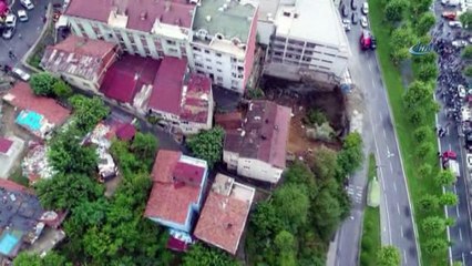 Binadan toprak kayma anı drone ile havadan görüntülendi