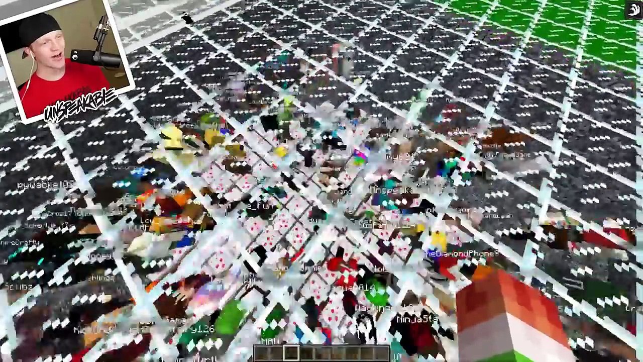 500 FANS vs INFINITE RAINBOW MINECRAFT ROAD!