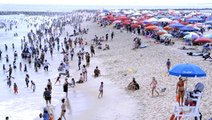 Amerika'da Rüzgarın Uçurduğu Plaj Şemsiyesi Kadının Göğüsüne Saplandı!