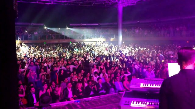 يادى بكنيم از كنسرت فلورانس ايتاليا و ان همه انرژى كه فضاى سالن و قلب من رو تسخير كرده بود. واقعا غير قابل وصف بود شور و هيجان دوستانى كه تشريف اورده بودن . قرب