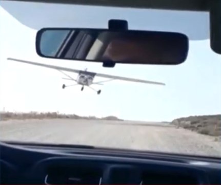 İzmir Alaçatı'da Alçak Uçuş Yapan Uçak, Otomobile Çarptı