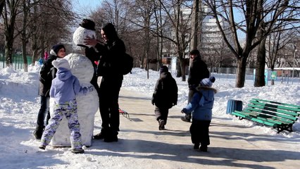 Alive Snowman Scares People. Awesome Prank!!!